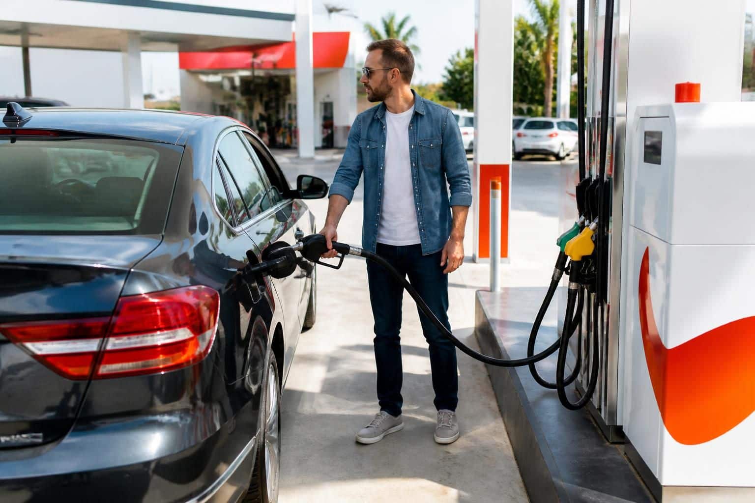 l'automobiliste fait le plein de carburant à la station-service total énergie, bénéficiant d'un service rapide et de qualité pour repartir en toute sécurité.